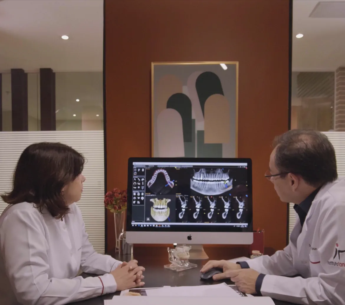 Dr. Siguimi Tanigute analisando tomografia com paciente